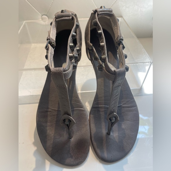 BALeNCIAGA leather studded accents T-strap sandals women’s sz 38